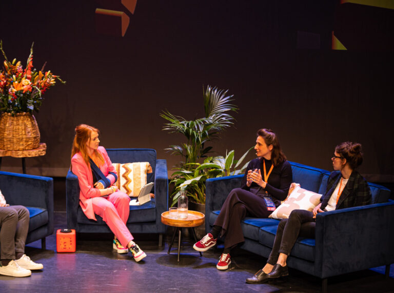 Dagvoorzitter Emma van Geel van Tech SpeakHers op de Dutch Innovation Days